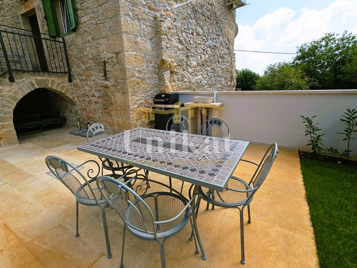 Renovirana kamnita hiša s bazenom in wellness hišico